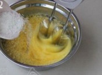 step2: 每次加入白砂糖，都要攪打充分，再加入下一次