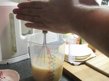 step1: 將蛋、鮮奶及雞精粉輕攪拌勻。