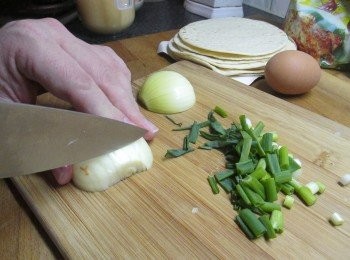 step2: 青蔥及洋蔥皆切丁。