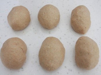 step2: 均分成六小塊。整成橢圓型，蓋上保鮮膜，中間發酵10～15分鐘。