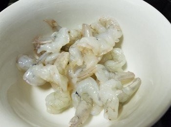 step1: 急凍虎蝦，用少少雞粉，少少孜然粉，麻油，黃酒，胡椒粉醃入味 15 分鐘
