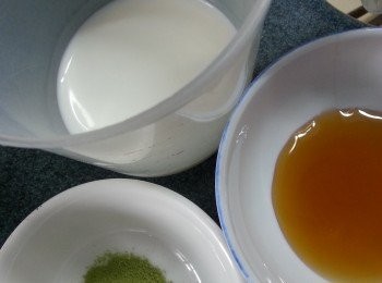 step1: 先將綠茶粉2茶匙加入牛奶50g及蜜糖17g一起拌勻
