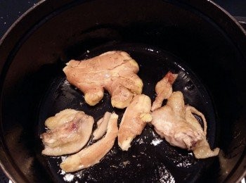 step3: 利用鍋裡的雞油先將老薑下鍋煸香,當老薑的表面上色,則代表薑的辛辣味已釋出...這時再將麻油倒入鍋裡拌炒一下。