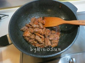 step3: 煸過<span class="group_3">辛香料</span>的油.轉中大火放入牛肋條.豆瓣醬.醬油 少許冰糖