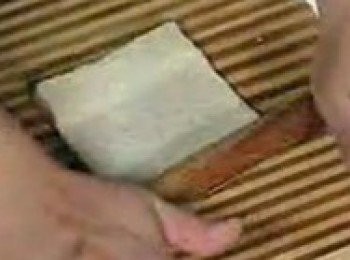 step2: 用麵粉和水調一個麵糊，用擀麵杖把吐司稍微擀一下，因為麵包很鬆軟，冰淇淋會漏掉