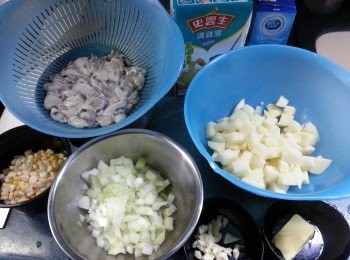 step4: 預備好各項材料:洋蔥.蒜頭.薯仔去皮洗淨切粒