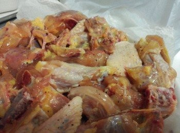 step1: 走地雞洗淨印乾水份, 抹上鹽+胡椒粉, 備用