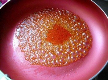 step4: 將蒸熟的秋葵肉捲擺盤，用剩的湯汁起鍋滾至略稠