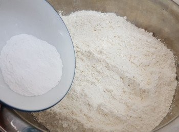step3: 將泡打粉倒入中筋麵粉中，攪拌均勻