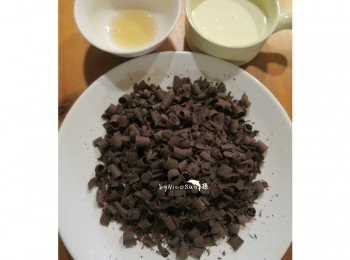 step1: 巧克力專用刨刀刮成薄片備用. 白蘭地備用 鮮奶油微波加熱約80度備用