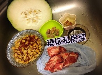 step1: 赤小豆扁豆薏米先沖洗浸水👉🏻蜜棗沖洗👉🏻冬瓜朝去核👈🏻洗乾淨切件👉🏻排骨頭煲滾水飛水
