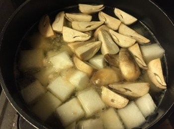 step5: 水滾後加入瘦肉粒, 大火再次煮滾後加入冬瓜粒和草菇, 蓋上轉小火煮半小時