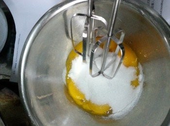 step2: 用打蛋器，將蛋黃加 100克糖搞拌完全混合均勻，直至軟滑.