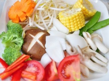 step2: 備料2:將<span class="group_1">食材</span>【玉米、蕃茄、鮮香菇、豆芽菜、洋蔥、.菇菇(任意搭配) 、綠花椰、紅蘿蔔(雕花)、紅辣椒、甜豆】等配料沖洗乾淨