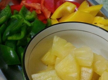 step2: 菠蘿、青椒、甜黄椒和長尖紅椒切成小塊。