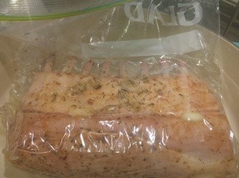 step6: 另預備一鍋水,水温60度需過羊架面,將保鮮袋空氣排出,變成真空袋感覺然後封口。