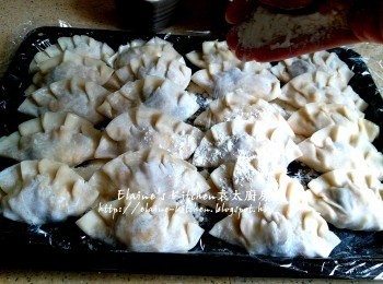 step11: 餃子上灑少許麵粉 , 蓋上保鮮紙入冰箱冷藏30分鐘