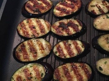 step5: 熱鍋下橄欖油，將茄子煎軟煎熟，蕃茄片則是快煎2-3秒即可