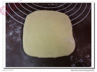 step4: 完成醒麵後, 拍打麵團排出空氣 將麵團擀成10cm x 10cm 的正方形。盡量擀得厚度均勻。