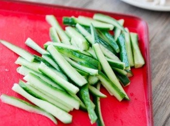 step2: 將青瓜切成幼條，備用
