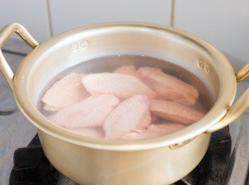 step2: 雞中翼洗淨放入鍋中，加常溫水至蓋面，以中小火加熱至水接近滾起來的狀態，隔走熱水後以冷水沖<a href="https://bit.ly/3zHU5V3" target="_blank" data-keyword="雞翼" class="guide-link"><strong>雞翼</strong></a> <span style="display:inline-block;vertical-align:middle;margin-top:-3px;color:initial;border-radius:3px;padding:2px 3px;font-size:12px;line-height:14px;background:#87d300;color:#fff;">即買</span> 至降溫，隔水再印乾<a href="https://bit.ly/3zHU5V3" target="_blank" data-keyword="雞翼" class="guide-link"><strong>雞翼</strong></a> <span style="display:inline-block;vertical-align:middle;margin-top:-3px;color:initial;border-radius:3px;padding:2px 3px;font-size:12px;line-height:14px;background:#87d300;color:#fff;">即買</span> 。