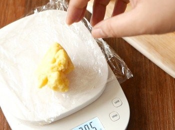 step13: 把麵團分成10等份和搓圓。