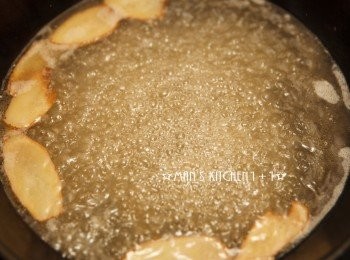 step2: 接著加入米酒與高湯煮滾。