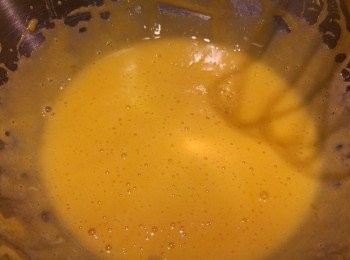 step2: 蛋黃和糖先混合,用電動打蛋器打發至淡黃色,蛋白和糖先混合,用電動打蛋器打發至起鈎。
