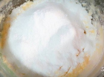 step5: 把過篩的麵粉加入拌勻