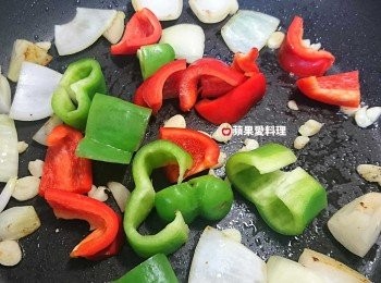 step10: 放入紅椒和青椒拌炒。