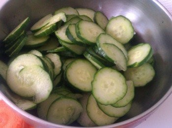 step3: 小黃瓜2條切薄片用冰塊稍微冰鎮一下