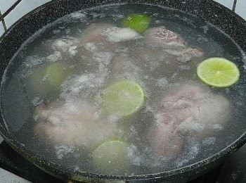 step2: 水滾後將檸檬與嘴邊肉一起下鍋煮，水再滾之後關小火，撈出檸檬