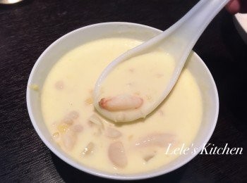 step3: 簡易的濃湯，就這樣完成囉！ 洋蔥變軟釋放的甜味， 加上濃濃的奶香味， 口感完全不輸專業的西餐廳~ 而且不用顧爐火，就不怕操灰搭(燒焦)啦~