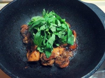 step4: 放入九層塔.關火拌炒