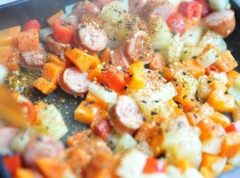 step5: 豪邁的灑入<span class="group_1">食材</span>上，要多辣就有多辣，再加入少許鹽巴一起拌炒即可