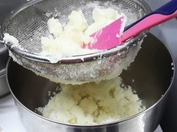 step3: 將馬鈴薯過篩，用膠刮輔助，壓碎。這個步驟較麻煩，但做出來的薯蓉會超幼滑的