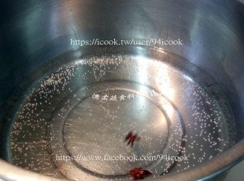 step2: 水滾放入八角和花椒煮沸３分鐘，讓八角和花椒散發出香味，再放入鹽巴。
