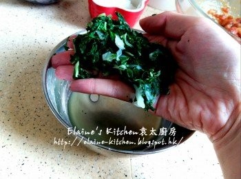 step5: 盛起瀝乾水份切碎 , 將大白菜碎渣乾水份