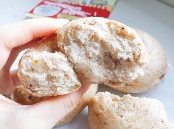 step4: 煮沸煮麵糰糖水，放入麵糰兩面各煮10秒，盛起麵糰放回烘焙紙上，放入已預熱焗爐用210度焗20分鐘。