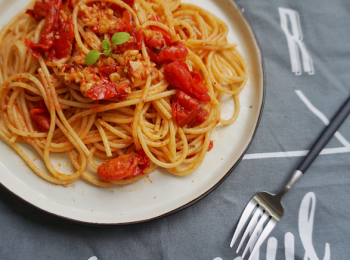 step9: 最後的最後，把蕃茄肉醬汁淋在意麵上面，完成。
