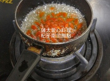 step2: 鍋中放入水和糖，煮至糖水有些稔稠，加入杞子煮2分鐘。淋於南瓜上即可享用。