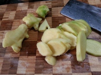 step4: 薑刮去皮後洗淨,切厚片待用(不要切太薄)
