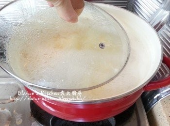 step6: 滾後將面的泡沫倒去 , 用中火煮10分鐘至冰糖溶化 (途中記得睇火 , 好容易滾瀉)