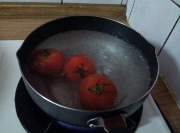 step7: 蕃茄底部切十字 , 放入滾水中燙30秒