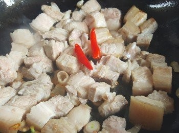 step5: 放入腩肉炒至微焦。