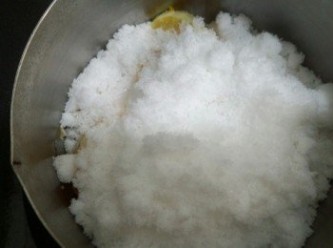 step6: 在鍋子裡先將果肉倒入後再加入砂糖