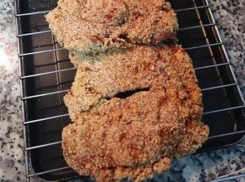 step5: 因為豬排已經拍薄，所以不需炸太久喔～
大火炸過的豬排酥脆不含油喔！！