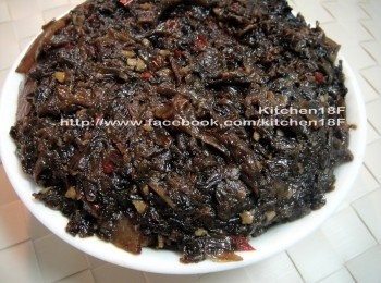 step9: 擺好肉片後，再將梅乾菜碎擺入，並稍微往碗內按壓一下。