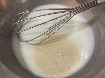 step4: 粉漿涼卻便可加入酵母和泡打混合液, 再攪拌均勻