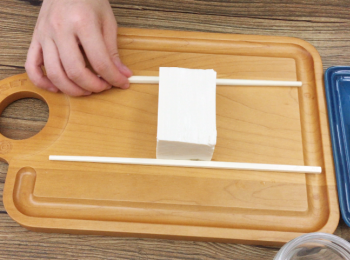 step3: 用筷子放豆腐對各一旁。